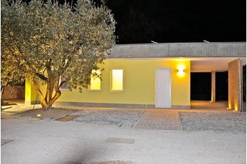 Italia Chata Riva del Garda, Exteriorul